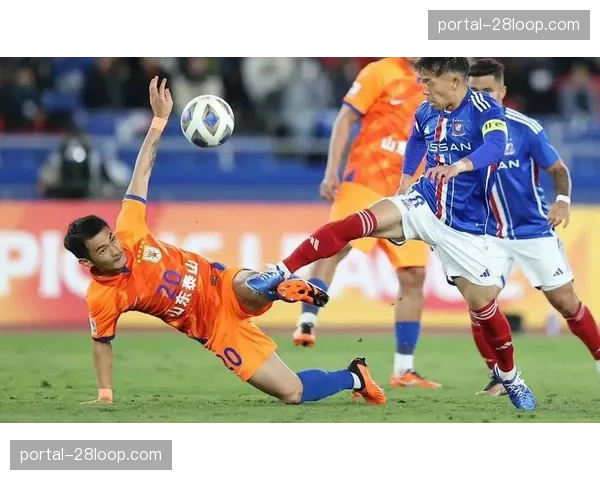 梅斯对阵兰斯比赛中,球员因不满任意球判罚与裁判理论吃到黄牌 梅斯对阵兰斯比赛中,球员因不满任意球判罚与裁判理论吃到黄牌